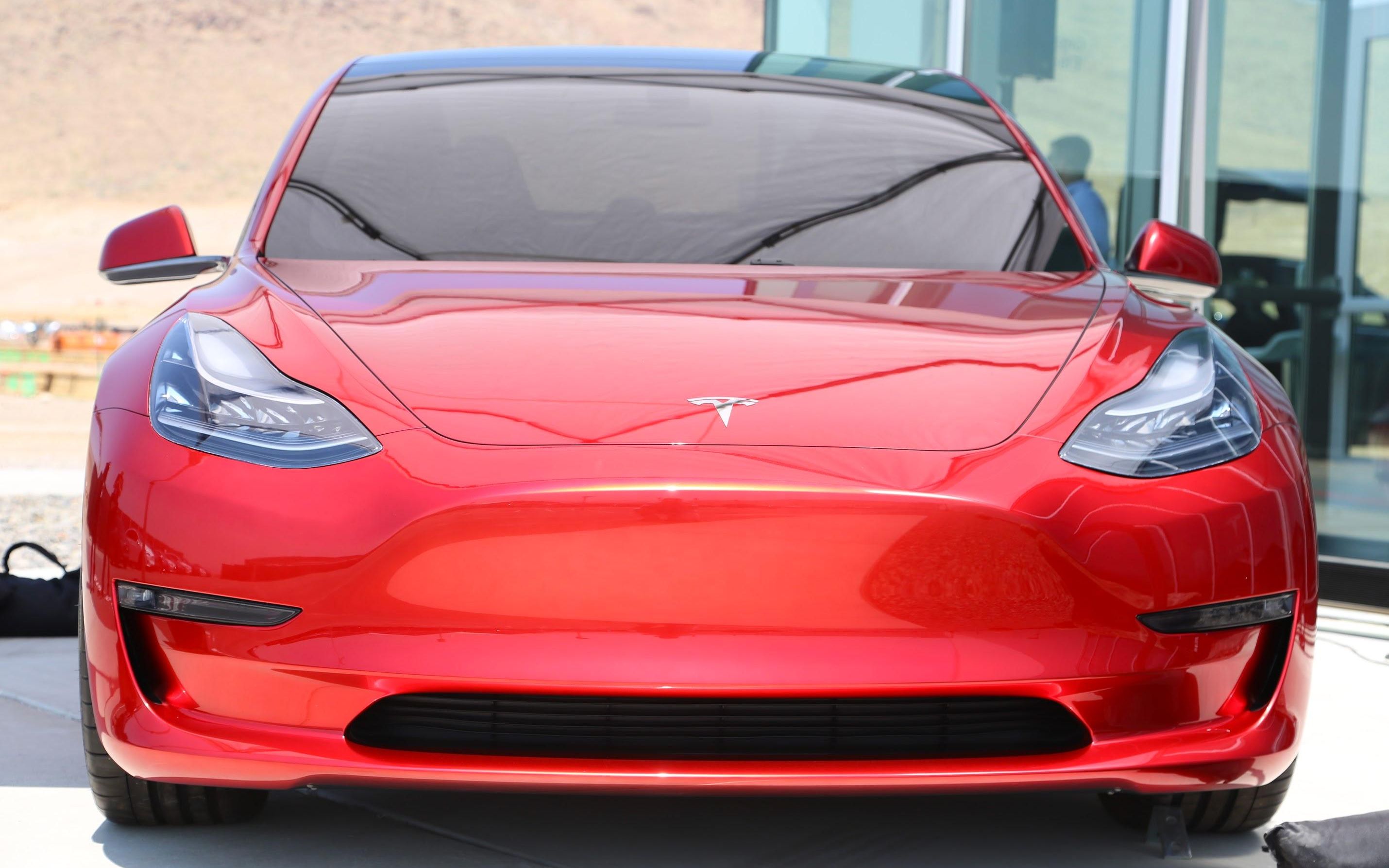 特斯拉Tesla Model 3动力电池包如何拆解？原来这么简单！—新能源汽车维修