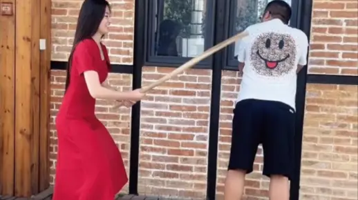 搞笑视频、解压美女打屁股游戏