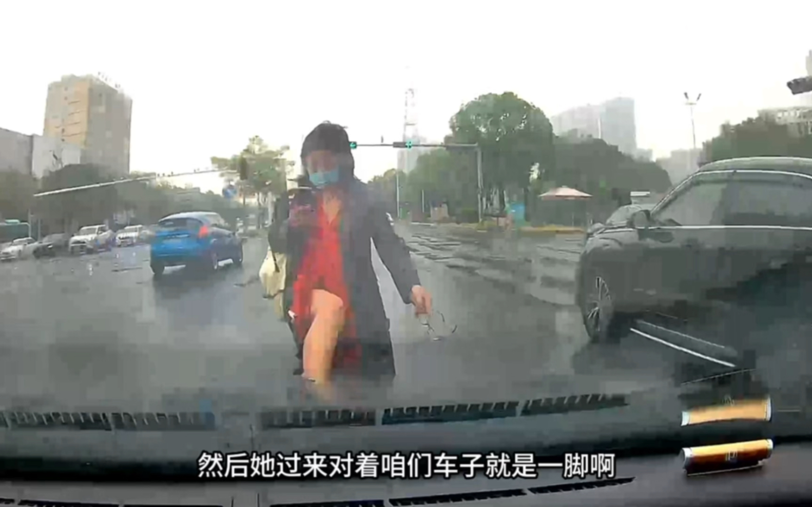 监拍：内蒙古一宝马女司机倒车冲入手机店 旁边一女子被扫飞！_凤凰网视频_凤凰网