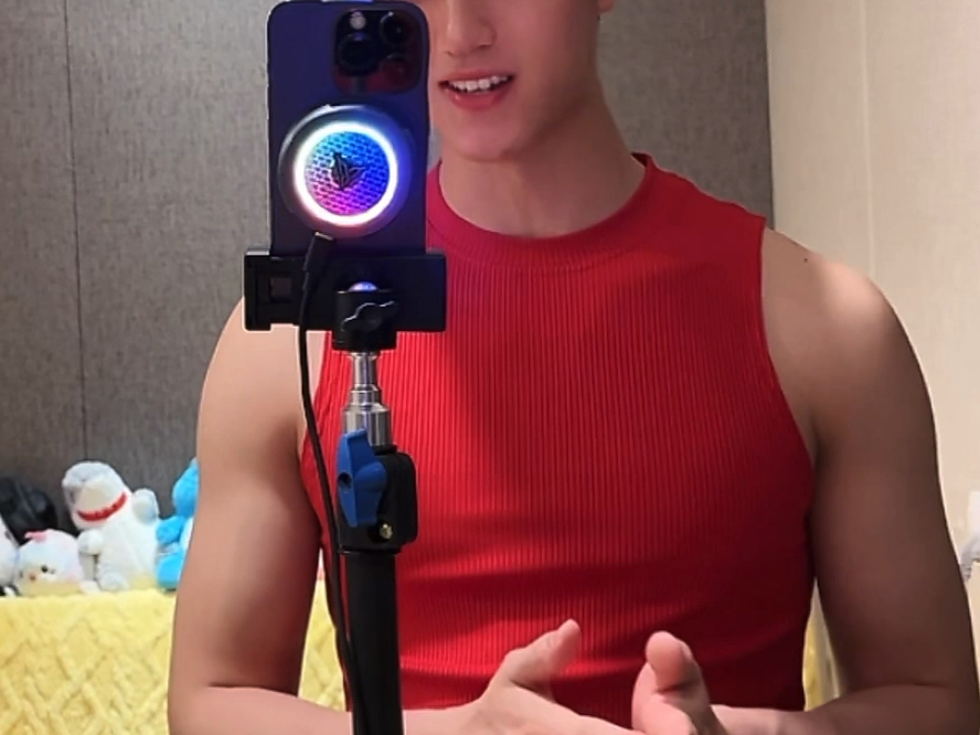 性感背心小帅哥健身锻炼 4.11