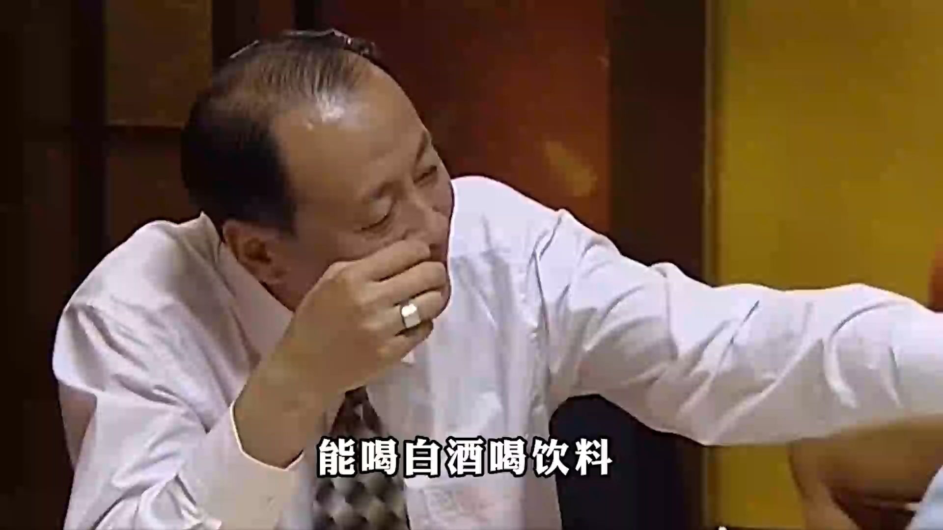 能喝二两喝五两，这样地同志我欣赏。 能喝半斤喝八两，这样的同志要培养。 能喝八两喝一斤，这样的同志才放心。 能喝白酒喝啤酒，这样的同志要调走。 能喝啤酒喝饮料，