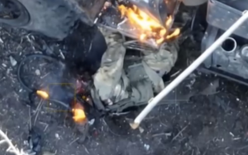 不建议心理脆弱的人观看该视频。与试图突破乌克兰第92旅阵地的俄罗斯占领者撞上一辆汽车的结果。