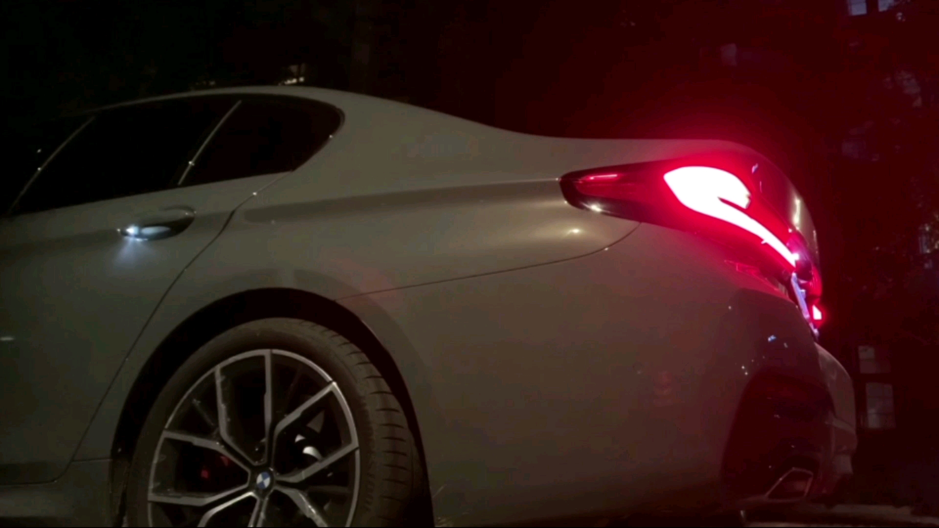 【BMW 540i】原厂冷启动声音纯享（最后踩了地板油）