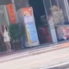 精神小妹街边打架