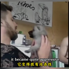 男子热心救治小狗
