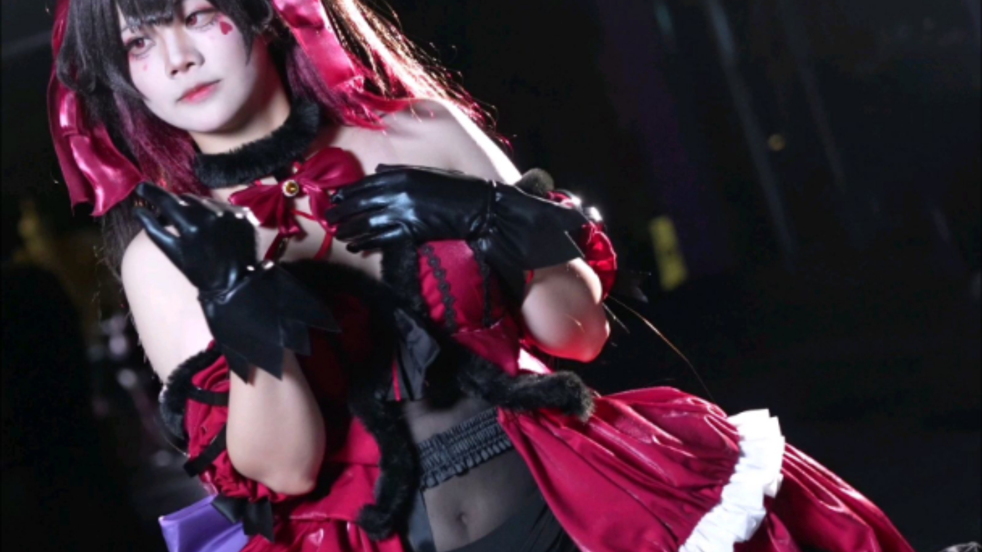 [Flower and fire show] - A special Avalanche Iron cosplay with a skirt that opens in the middle.