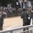 郑州 解放军街头清理污泥 市民演奏口琴 打气加buff