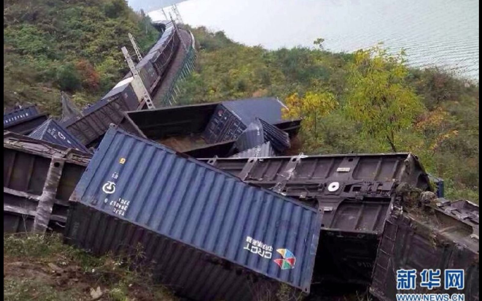 台铁脱轨事故致50死146伤，列车仍深陷在隧道中