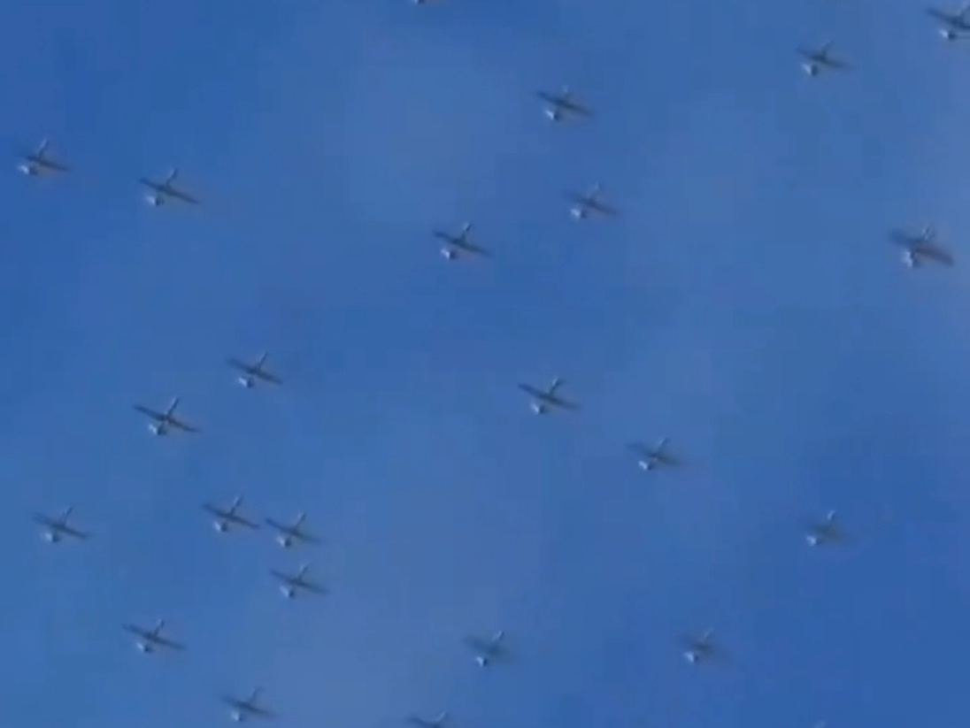 头皮发麻，中国无人机蜂群