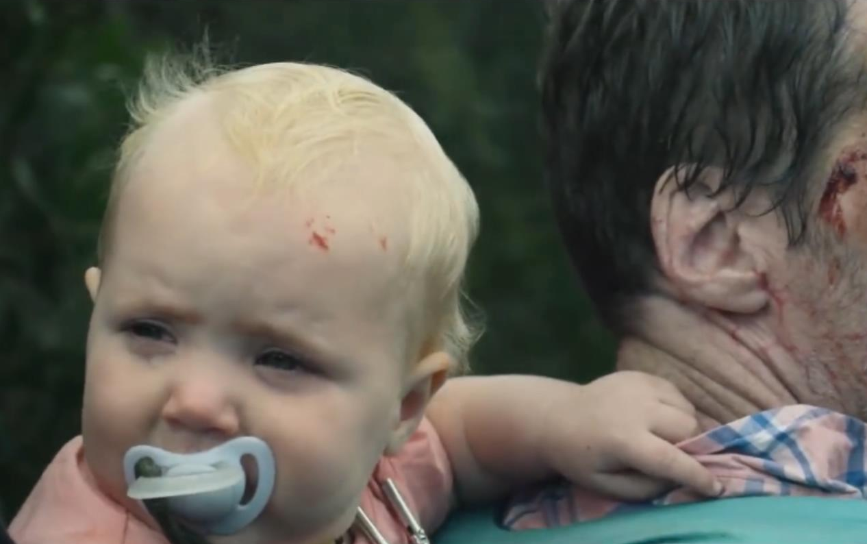 【越哥】当几个月大的宝宝面临危险时，这位父亲的做法让人泪目：父爱与本能的对决《负重前行》！