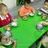 幼儿园吃饭