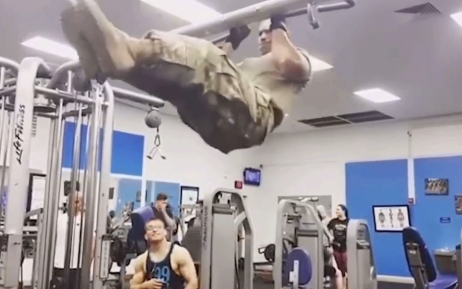 【美国大兵】在健身房健身，这恐怖的身体素质。