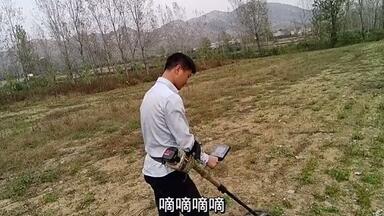 表弟第一次用金属探测器<em class="keyword">探宝</em>，2个小时就挖到大货，运气爆棚啊