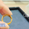 女子试戴金戒指不小心掉到皮鞋上后滑落到地上 店家说摔变形了 要求赔偿1250 当事人：已报警协商解决 最后赔了