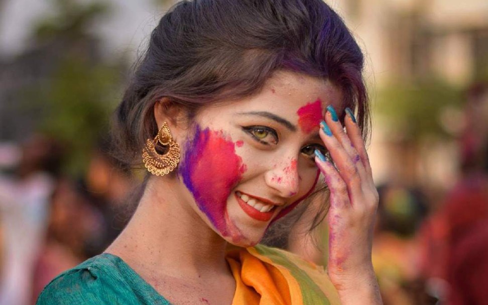 印度胡里节，鲜艳可爱的琥珀绿眼睛女孩。(Facebook: Biswarup Shaw Photography)