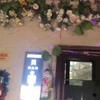 老年人开心最重要！六旬大爷有洁癖 退休后把街头公厕布置成“KTV