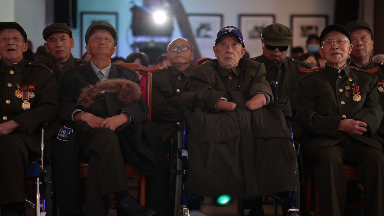 今天，成都十余位抗美援朝志愿军老战士，一起观看《长津湖》