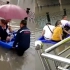 暴雨涨水男子用橡胶艇载人涉水，收费5元一人，市民：5块钱花得值