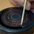 【艺术】一直好奇细小的螺钿是如何在漆器表面拼成美丽的图案的，这个视频给了一部分答案