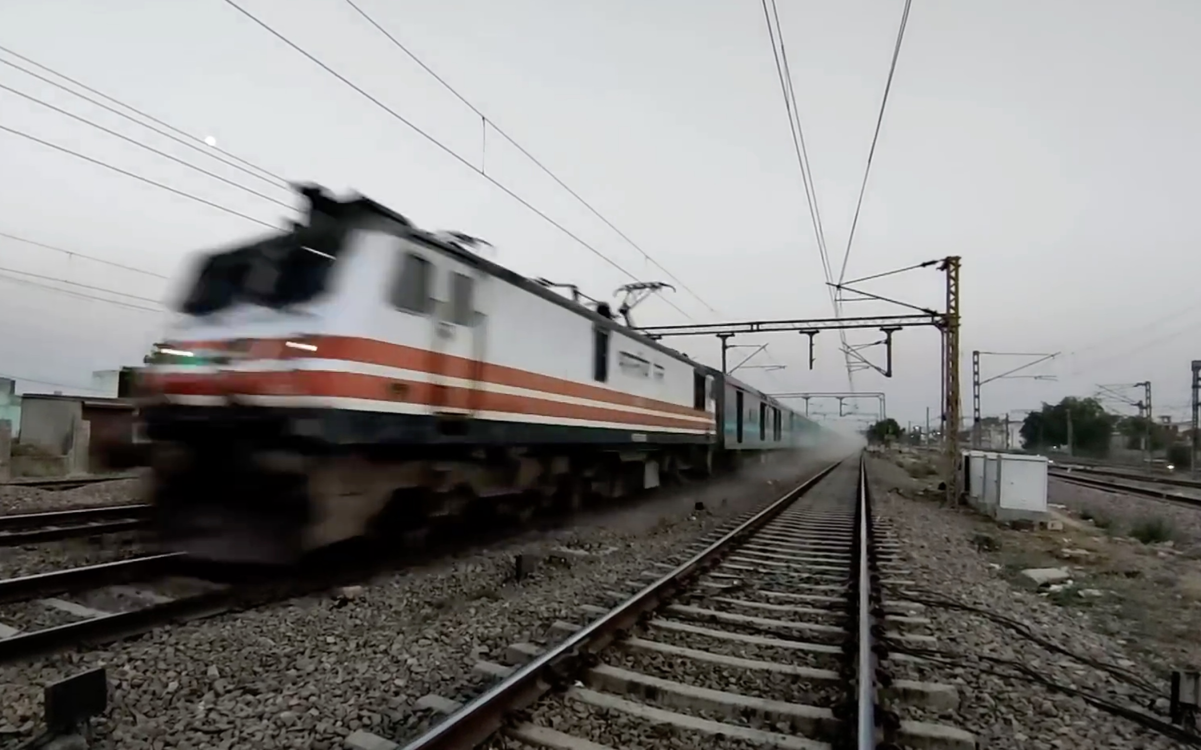 印度铁路拍车 列车160km/h高速通过