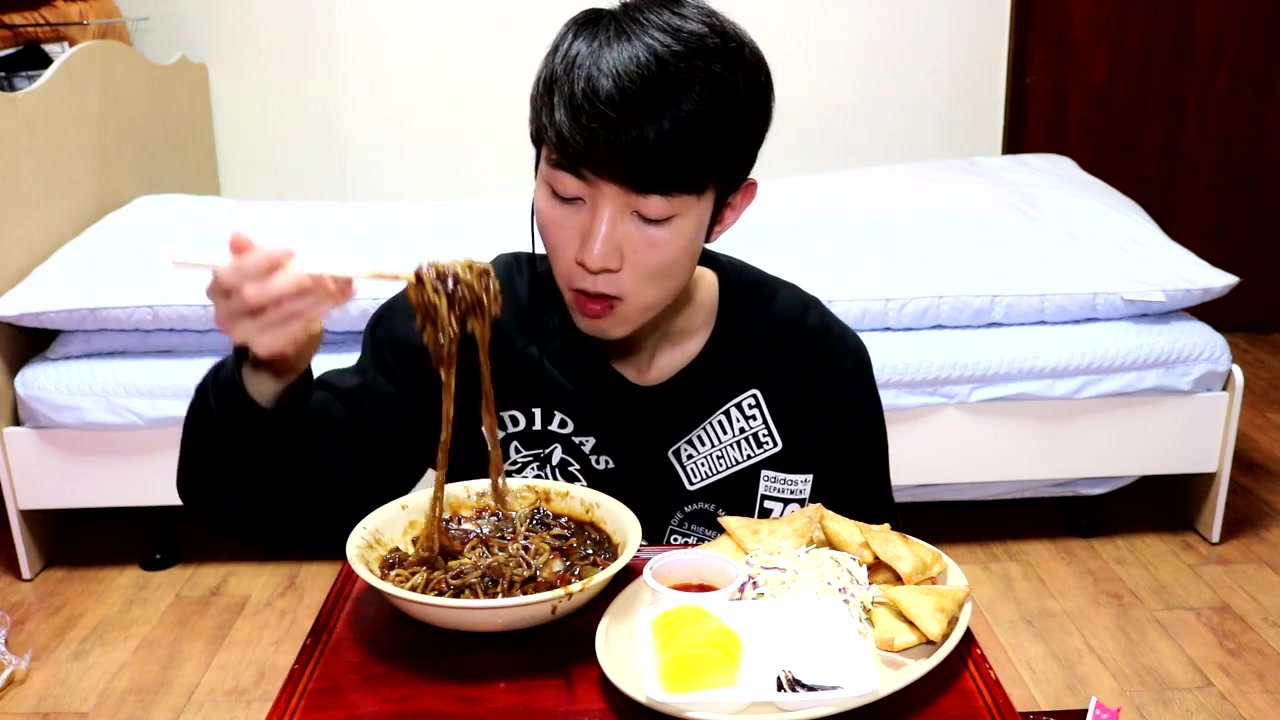 jaeyeolasmr耳骚福利欧巴吃炸酱面煎饺咀嚼音低语