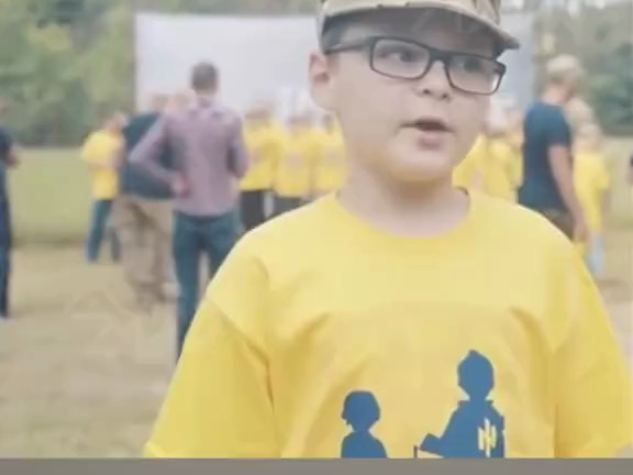 乌克兰一19岁士兵在战斗中阵亡，其年幼时录像曝光：曾是一名可爱小男孩，在镜头前自豪地称自己来自亚速训练营