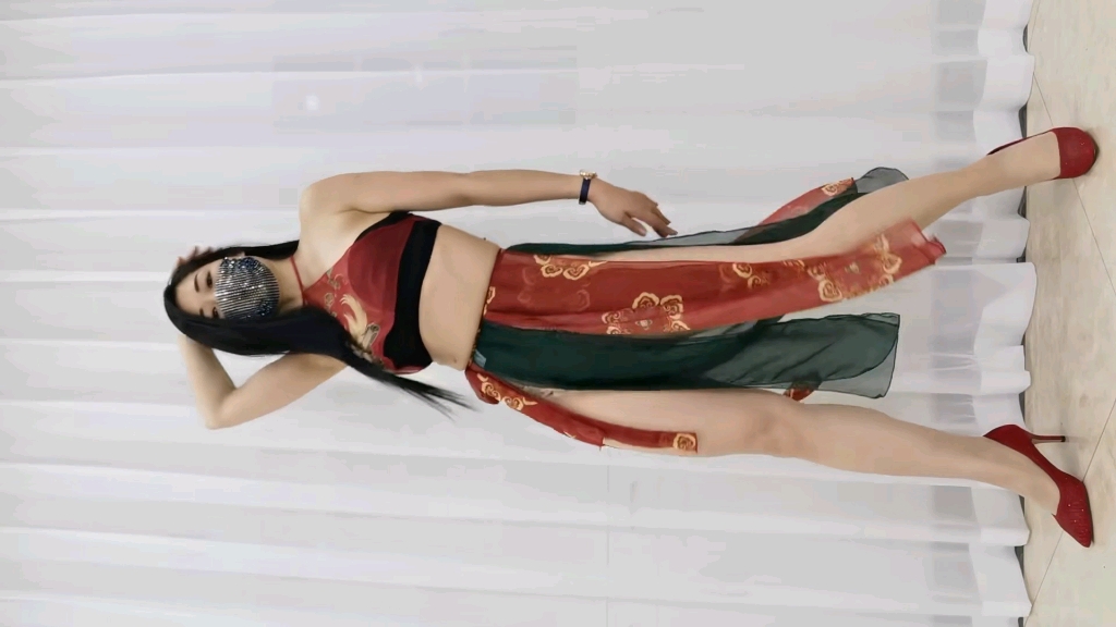 蒙面女子的舞蹈