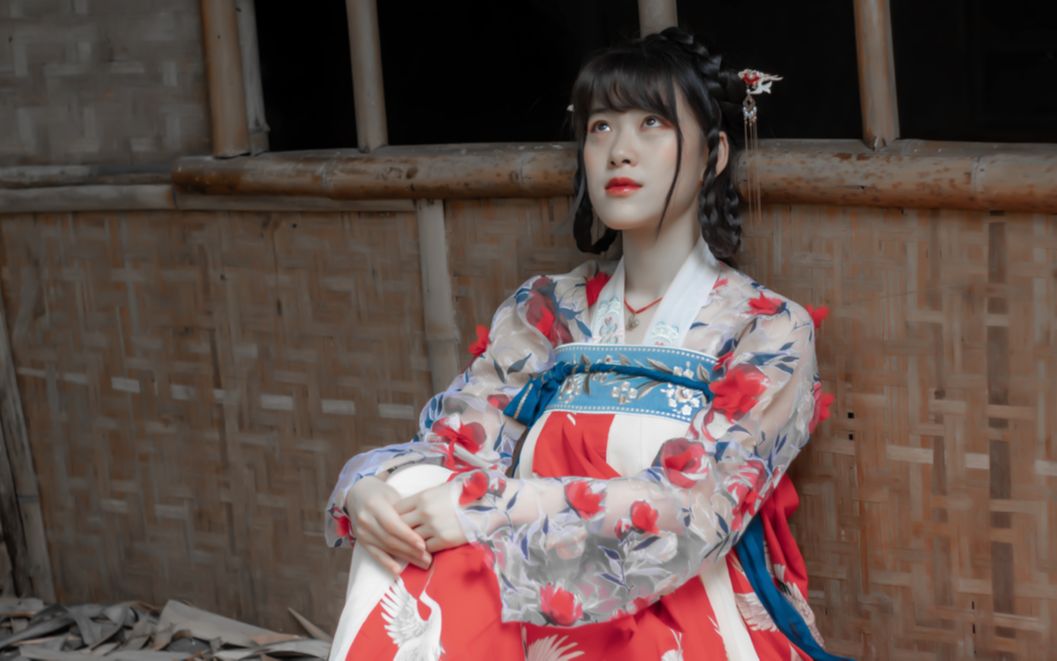 This is the first time to do this kind of dating daily, the inside is the original picture. (Chinese dress & Chengdu)