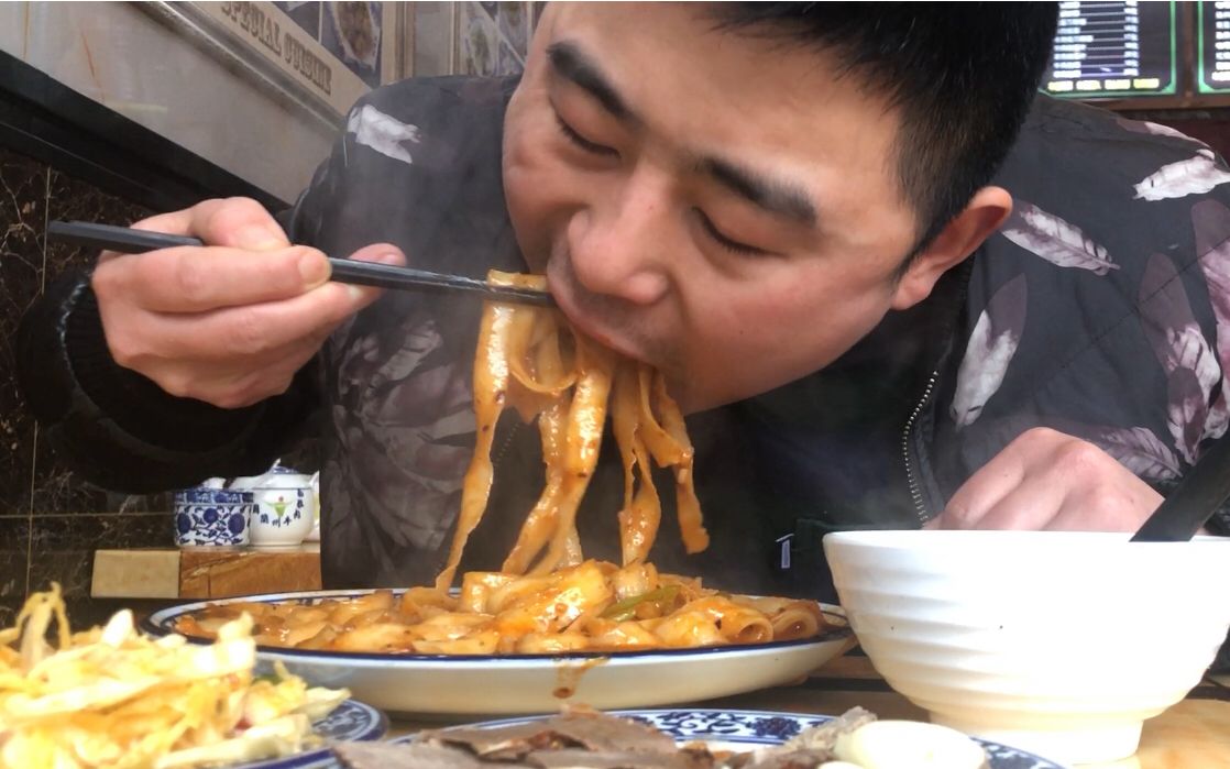 超小厨今天可算吃过瘾了大份炒刀削还不够吃老板加盘牛肉再来头蒜