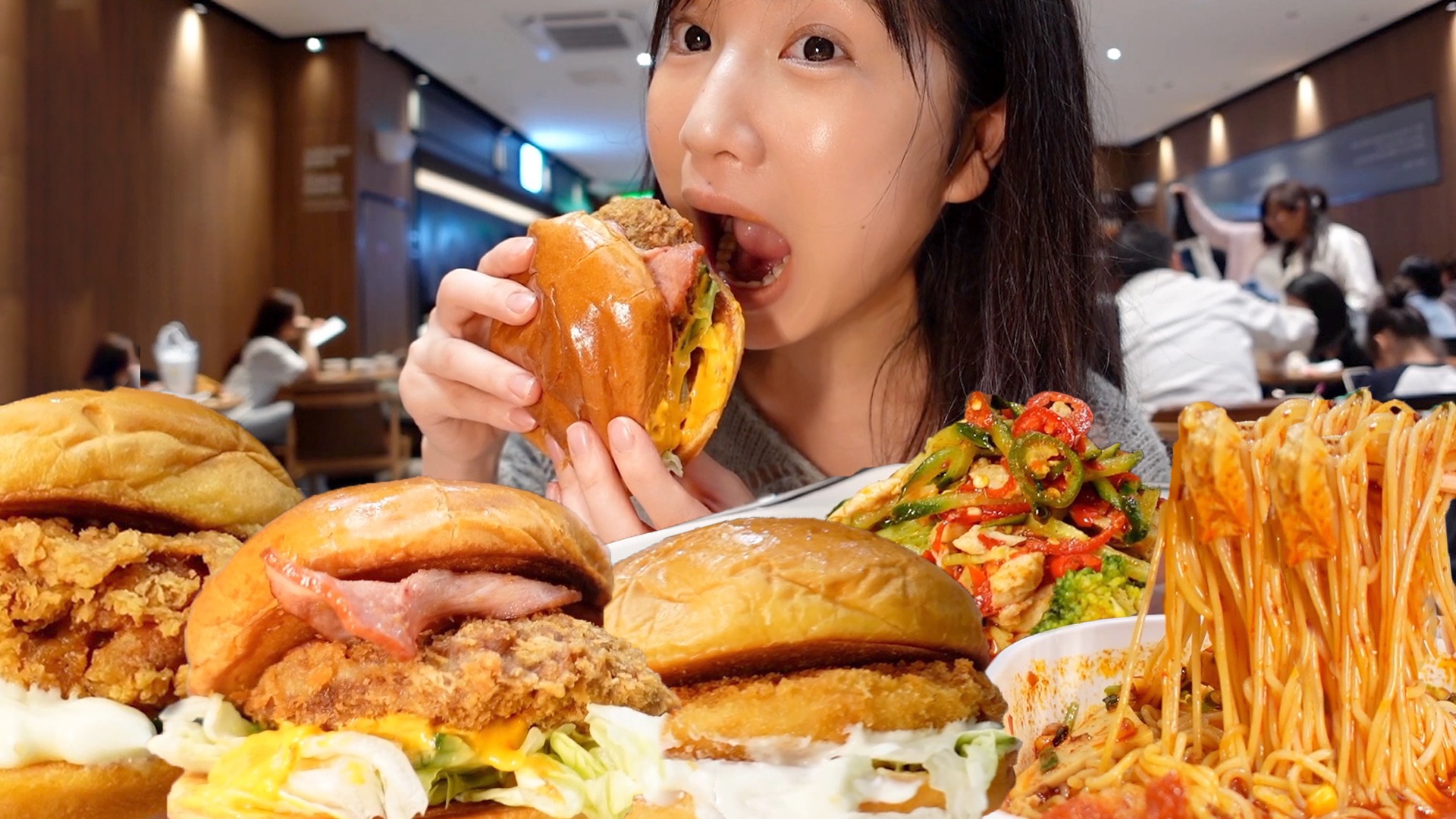 凉皮店里抱着汉堡啃！15元超大一个！
