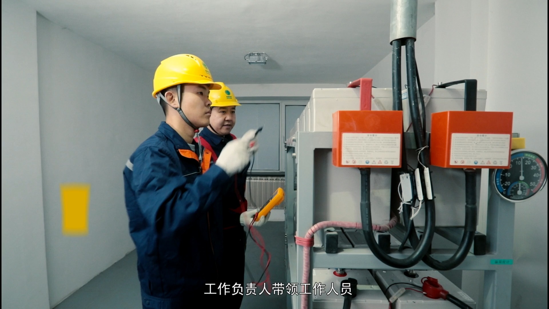 45.理论类-蓄电池组电压测量操作示范