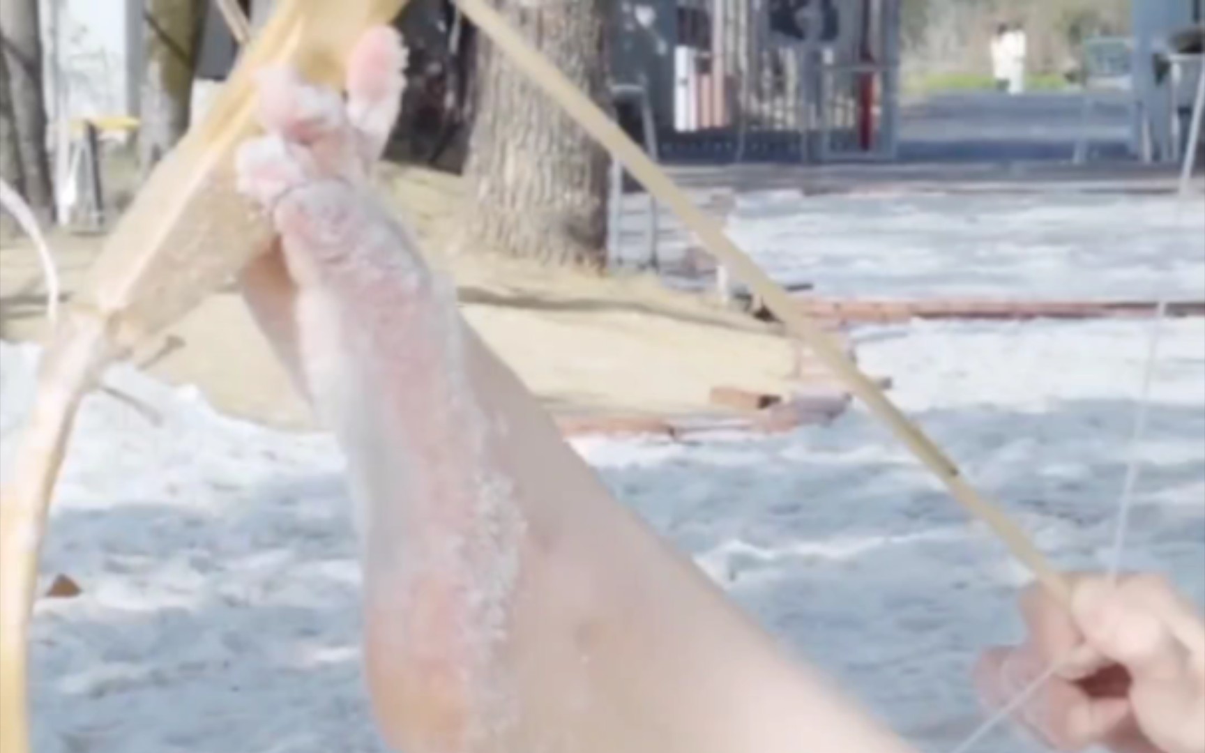 lit. bend the bow and shoot straight (idiom); fig. to act as a go-between