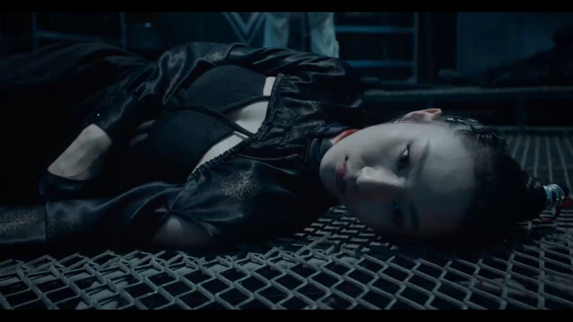 长腿女反派实力不济，最终被爪刀抹了脖子。