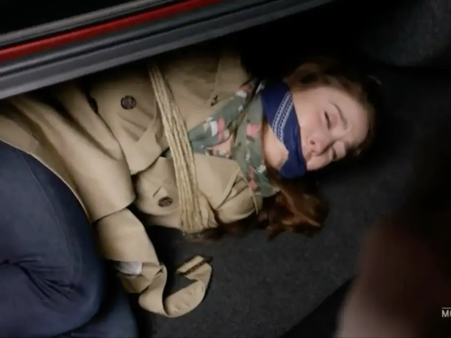 女生被绑架,塞进后备箱