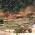 老挝某地最近爆发大型泥石流，场面有点吓人