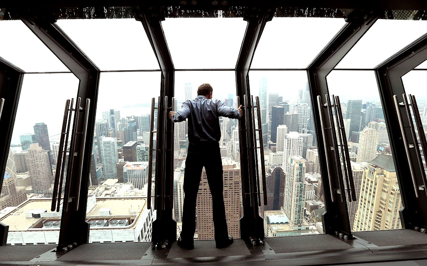 最刺激的观景台，建在94层楼上，窗户自动向外倾斜30度！