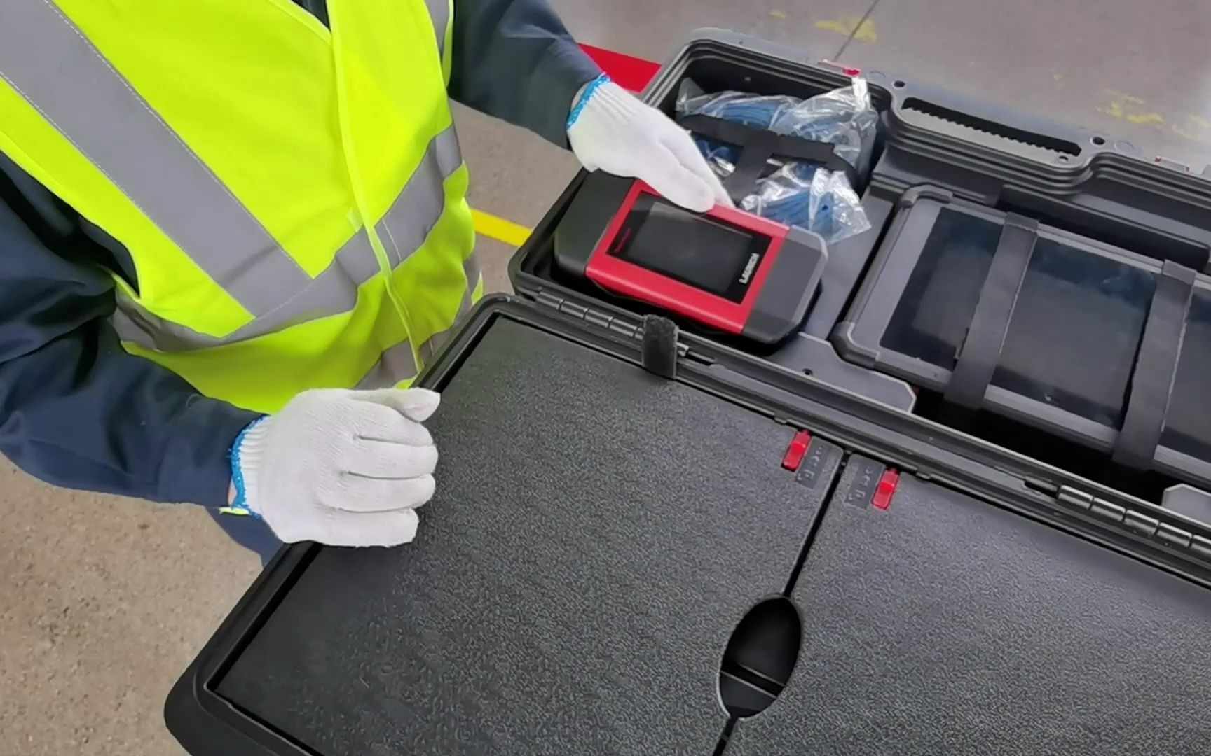 （二）在新能源汽车未充电的状态下，使用故障诊断仪，读取车辆充电系统静态数据流