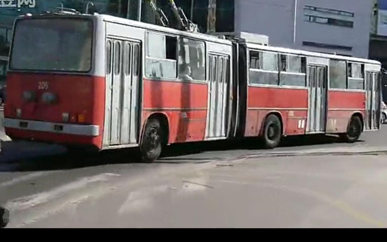 【匈牙利-布达佩斯】ikarus 280t型铰接无轨电车 停站行驶视频