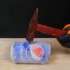实验：把可乐放入“液氧”中，用铁锤砸可乐，会发生什么呢？