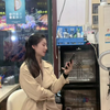 烧烤店老板娘挑鞋