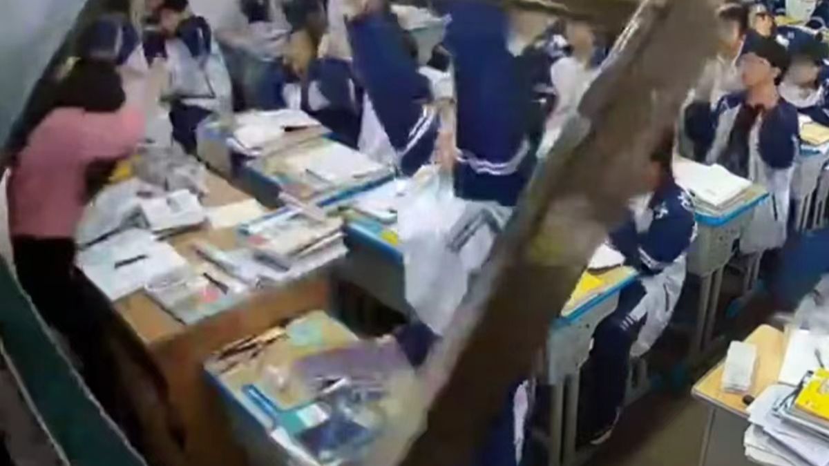 高中教室黑板突然脱落，眼看就要砸到老师......第一排两男生眼疾手快，第一时间上前扶住黑板！