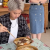 侄子把肉全夹进了碗里，小姨看到了却很感动