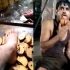 吐了！印度工人打包面包干用脚踩 封装前对着镜头反复舔舐