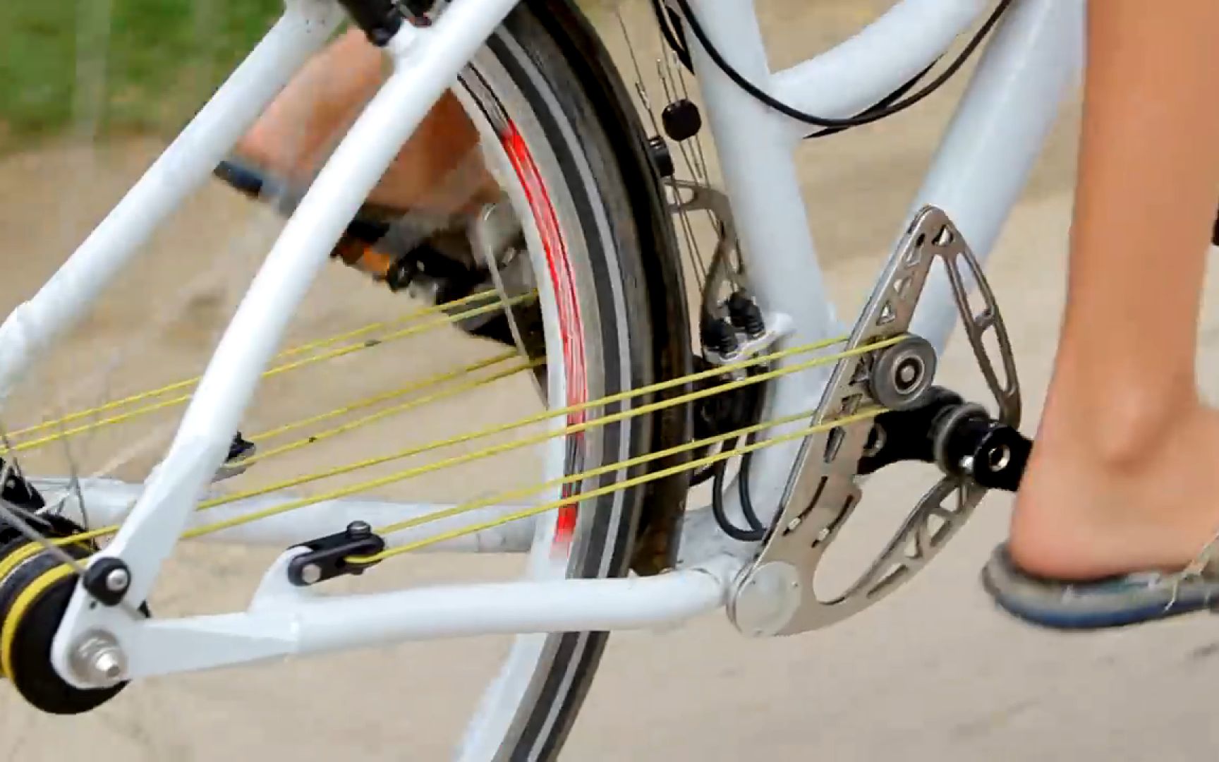用绳子代替链条,爬坡更省力,颠覆传统自行车