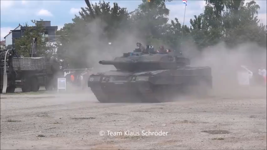 德国豹2A6MA3”主战坦克，进行机动演示
