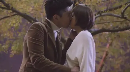 孙俪赵又廷吻戏花絮曝光，亲一次不够还要接着亲，互咬嘴唇好上头