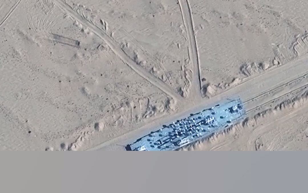 美媒发现中国沙漠出现新靶场，模拟港口舰船！