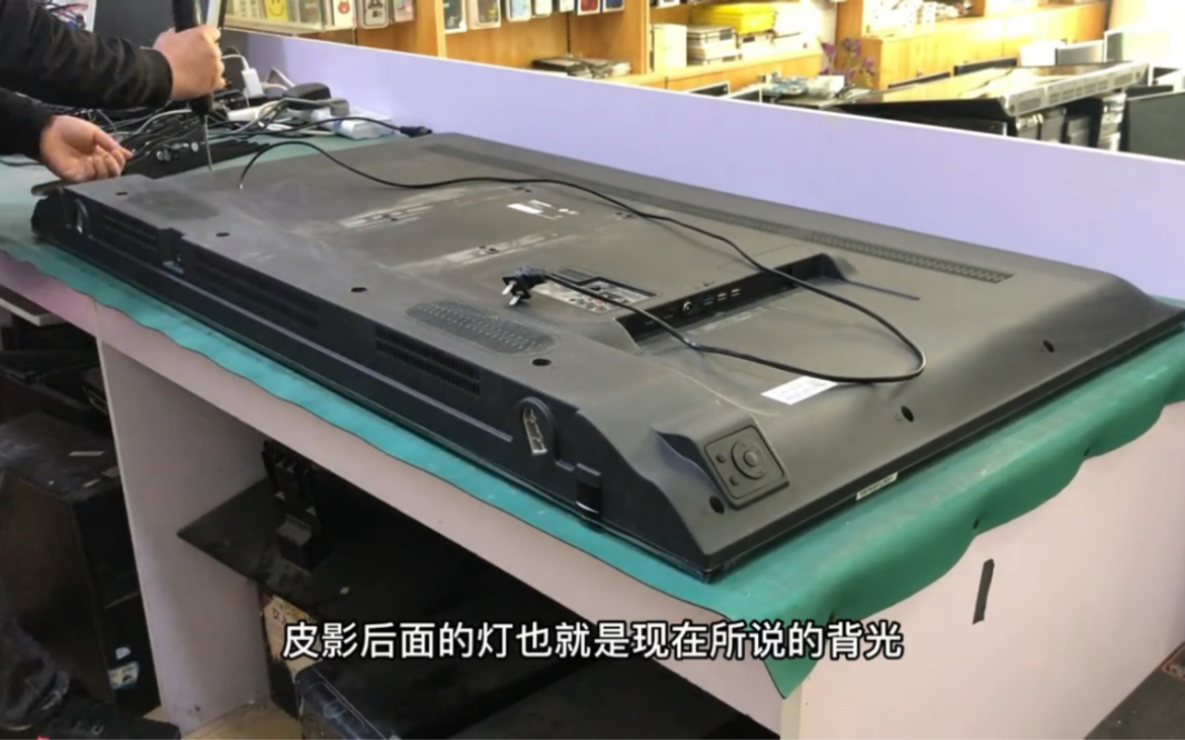 海信55寸LED55K300UD电视机拆机分解，拆开背光竟然和广告灯一样