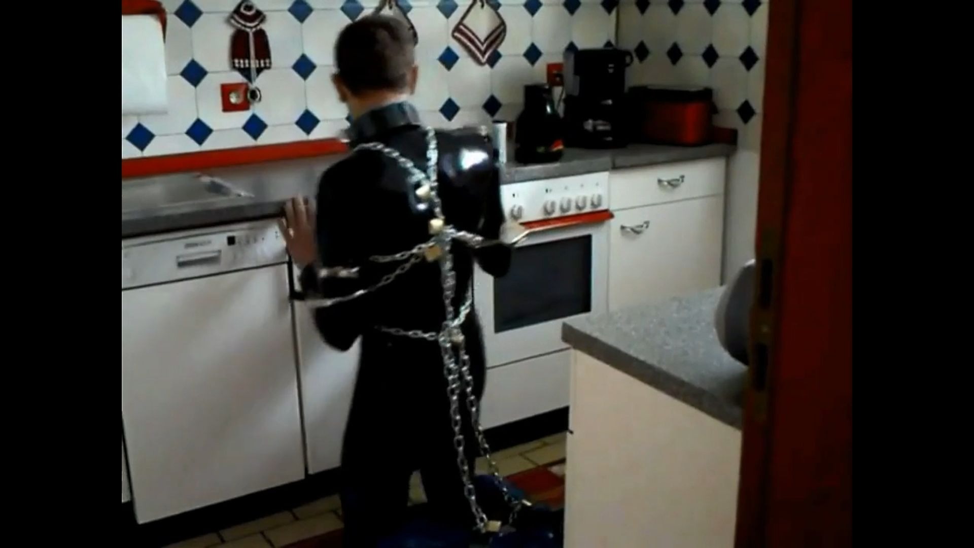 你锁不知道的 橡胶手套 在厨卫清理时的正确使用方法