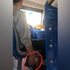 实拍！男子公交车上偷拍女子裙底，被发现后拒不承认遭怒怼